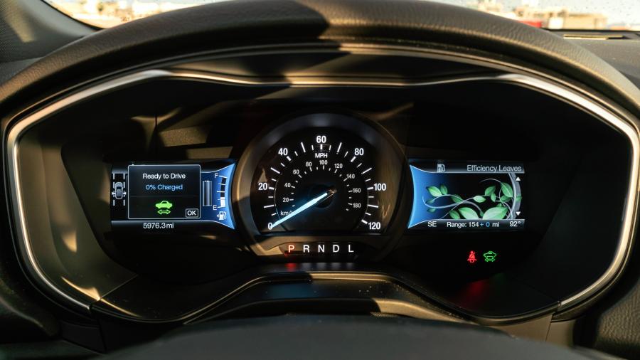 Панель приборов Ford Fusion Energi 2018 года  (фото 10 из 26)
